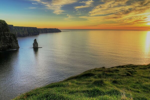 Mer calme sous les rayons du coucher du soleil