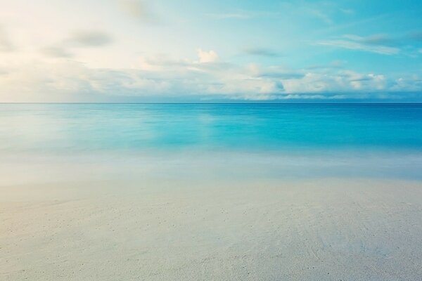 Oceano azul e areia branca