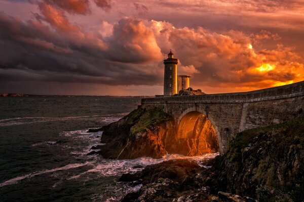 Faro en el fondo de una hermosa puesta de sol