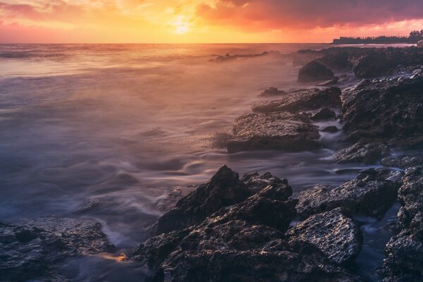 Mar agitado y puesta de sol