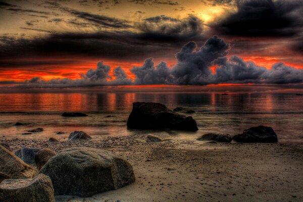 Reflexion des Sonnenuntergangs im Wasser, Strand