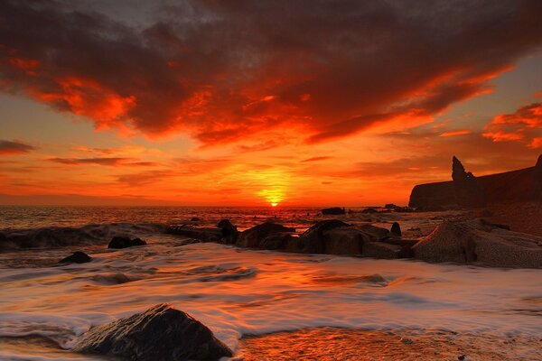 El sol del amanecer sobre el océano