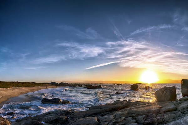 Amanhecer sobre o mar e o oceano