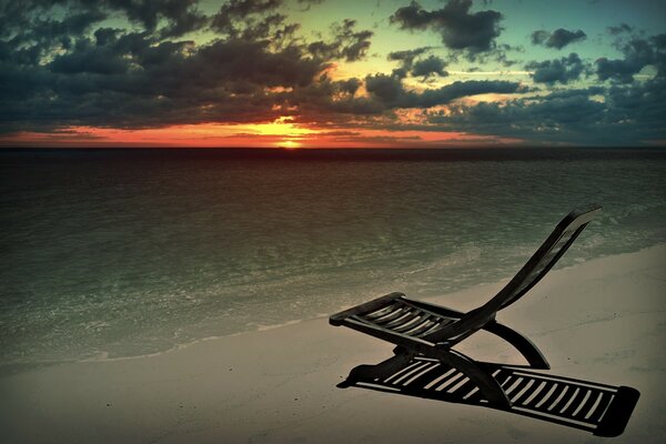 Bord de mer. Coucher de soleil sur la mer