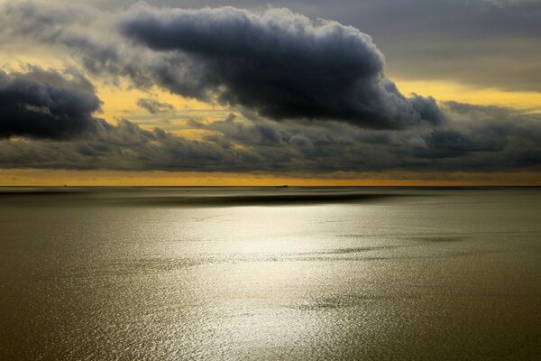 Paesaggio del mare in tempesta e inversioni scure