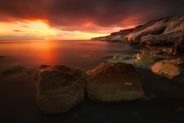 Bellissimo tramonto sul mare e le pietre sono grandi