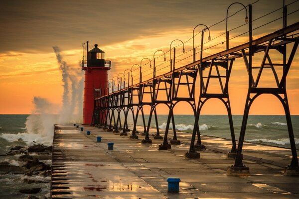 Tosende Wellen am Pier