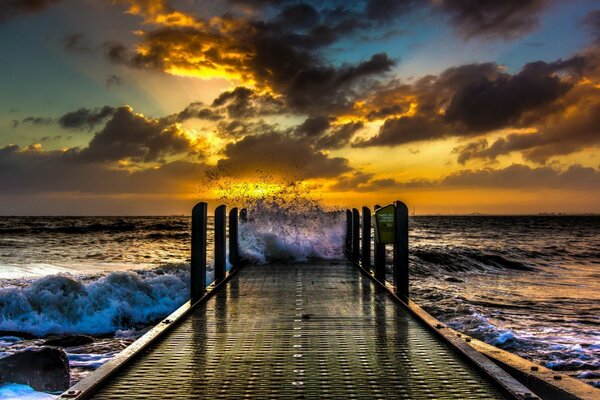 Le onde al tramonto colpiscono la riva