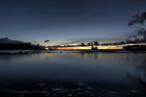 Reflet du ciel nocturne sur la surface de l eau