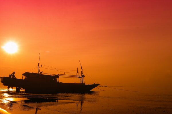 Корабель на заході сонця і море