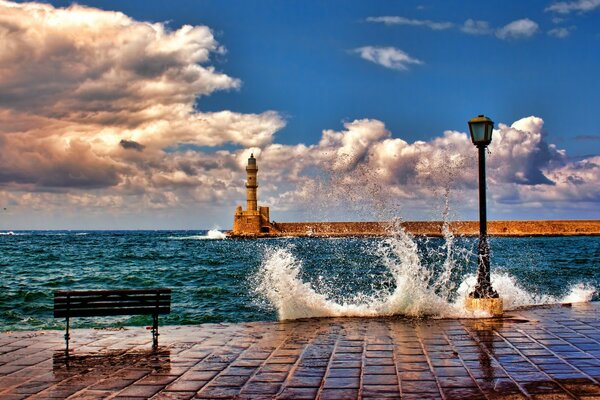 Hermosa vista del faro en el mar