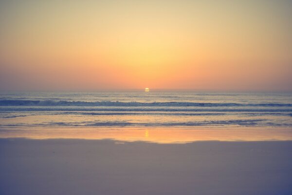 Pôr do sol sobre o mar calmo