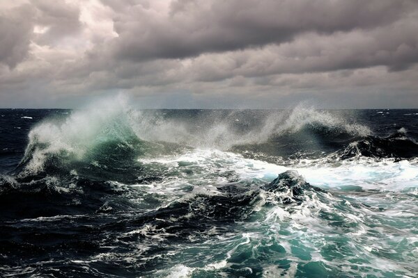 El sombrío cielo sobre las olas del mar