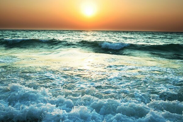 Schöner Sonnenuntergang am Meer mit großer Welle