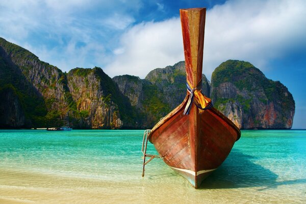 Bateau sur l océan tropical