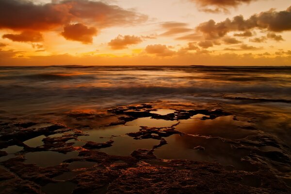 Qué agradable es ver el amanecer junto al mar