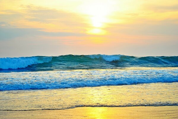 Olas del mar. Reflejo del sol en el agua