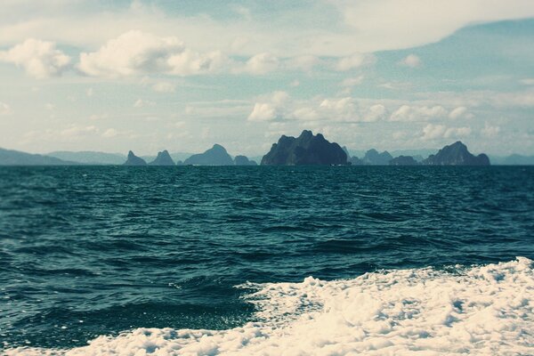 Îles dans la mer d un bleu profond