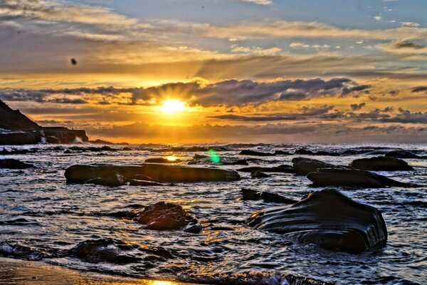 Il sole tramonta all orizzonte sull oceano