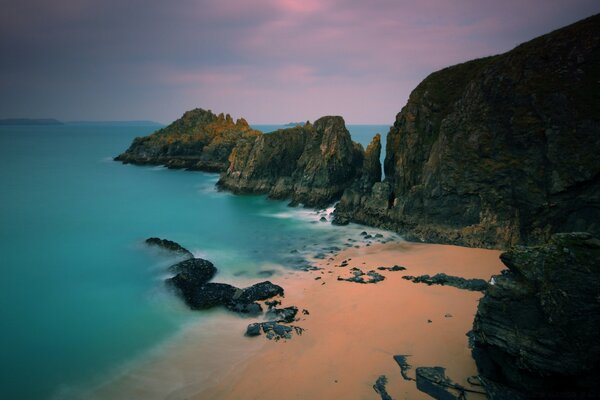 Rocce nell oceano blu trasparente