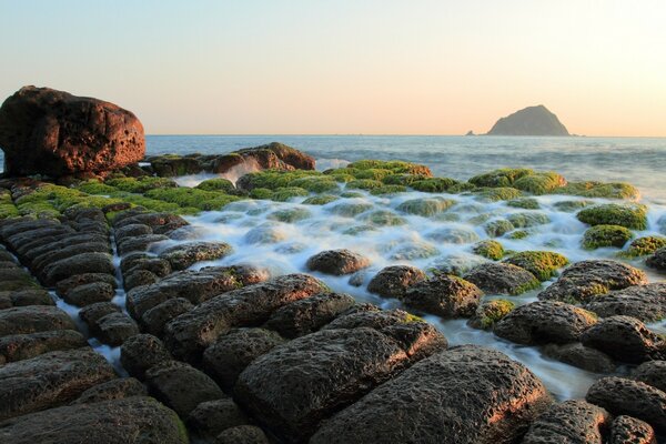 Costa rocosa al amanecer