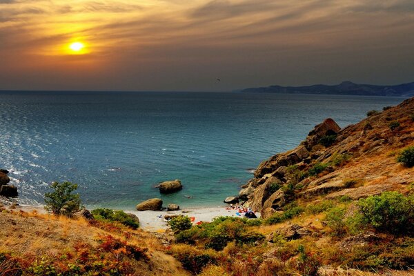 Belle pente près de la mer au coucher du soleil