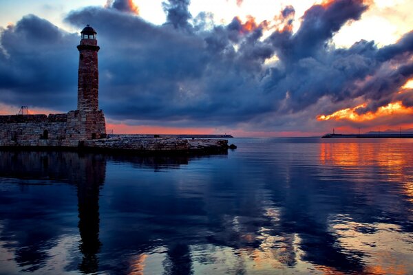 Reflet du phare sur la surface de la mer