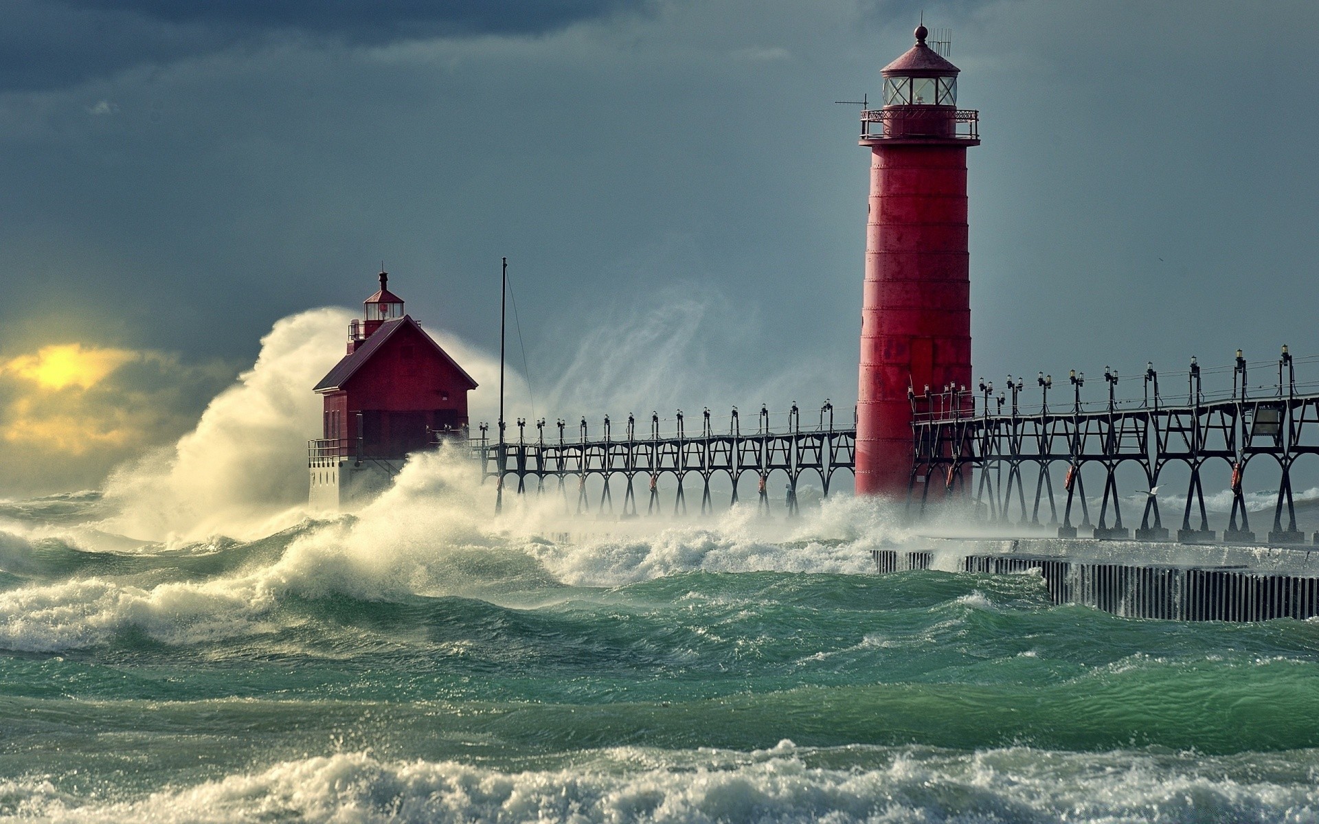 mer et océan phare eau océan mer ciel mer voyage à l extérieur paysage coucher de soleil lumière soir plage tempête aube vent nature crépuscule