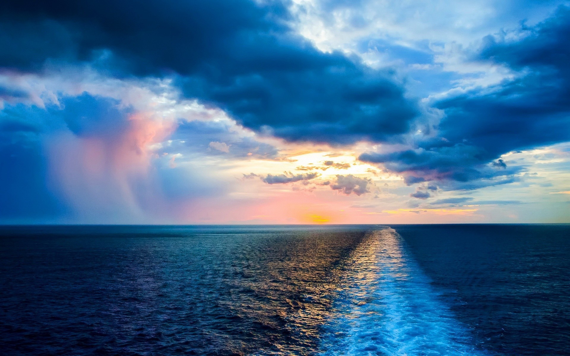 海洋和海洋 日落 水域 天空 太阳 夏天 自然 黄昏 黎明 好天气 晚上 户外 海 景观 海洋 景观 海滩 旅行 田园诗 云