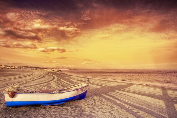 Ein ungewöhnlicher Sonnenuntergang. Boot im Sand