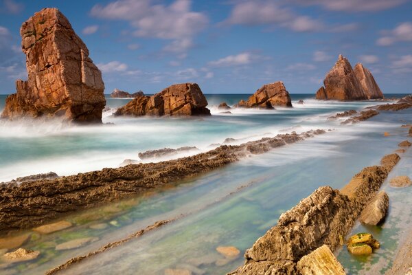 Rochas incomuns na costa do oceano