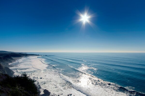 Ciel bleu clair sur la mer