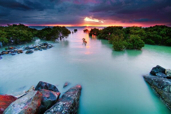 Agua beruzovaya que sale al mar al atardecer