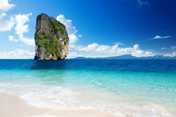 Rocher sur la rive de l océan tropical