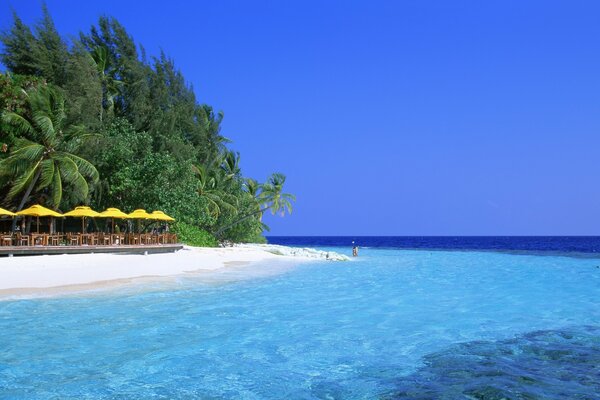 Wunderschöner tropischer Strand der Insel mit weißem Sand vor dem Hintergrund des blauen Ozeans