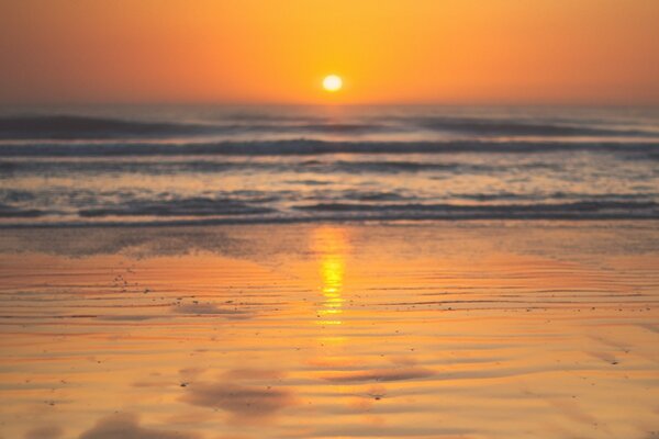 غروب الشمس الجميل على شاطئ البحر