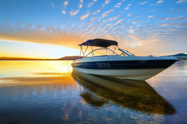 Yacht ormeggiato in mare al tramonto