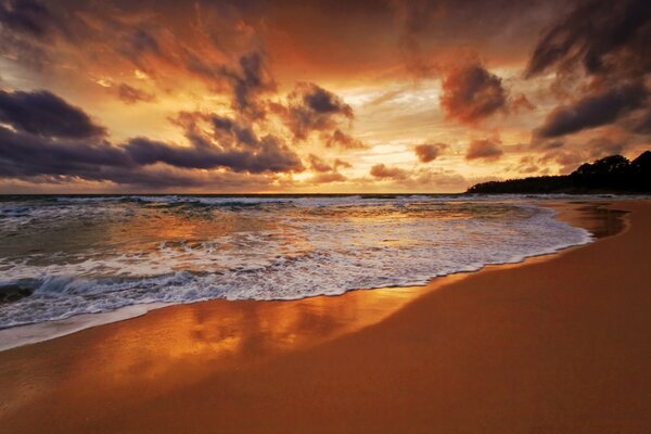 Pôr do sol da praia depois do qual virá o crepúsculo