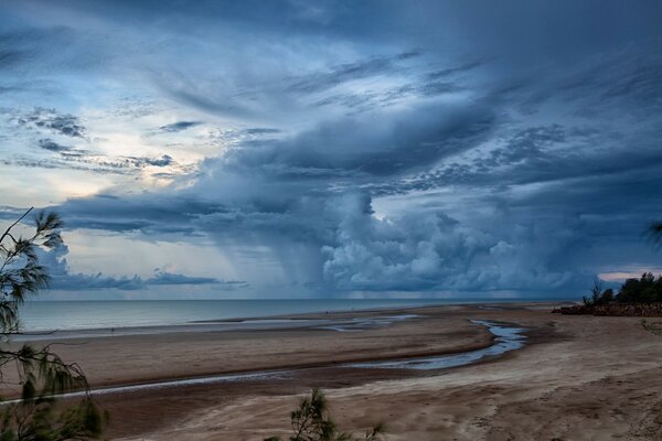 Playa de arena y cielo azul