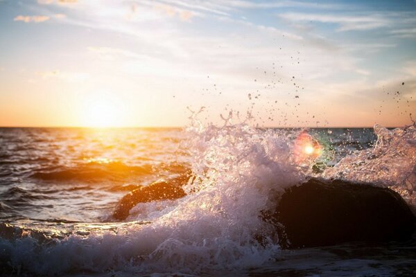 As ondas da noite batem nas pedras