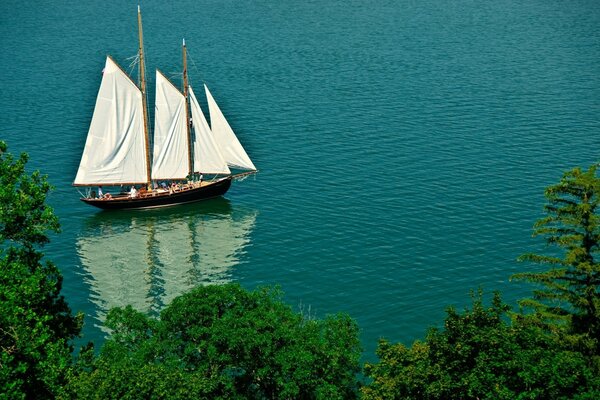 Großes Segelboot in ruhigem Wasser