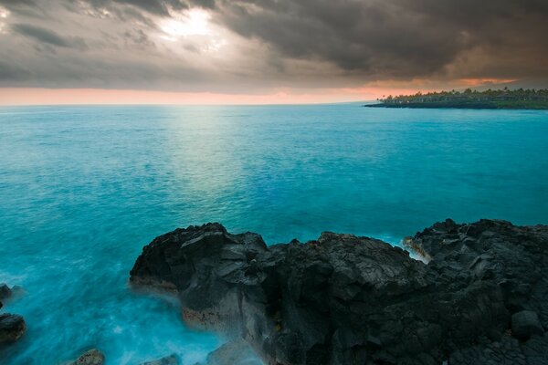 Puesta de sol a orillas del mar azul