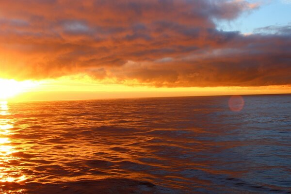 Increspature calme dell acqua al tramonto