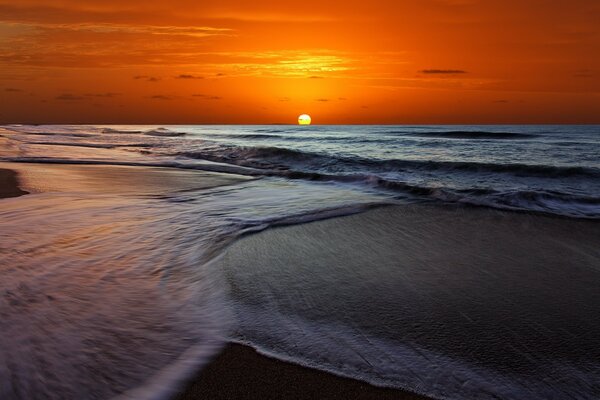 Puesta de sol roja en el Pacífico