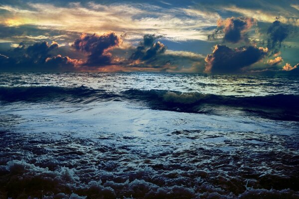 Inicio de la tormenta en el mar por la noche