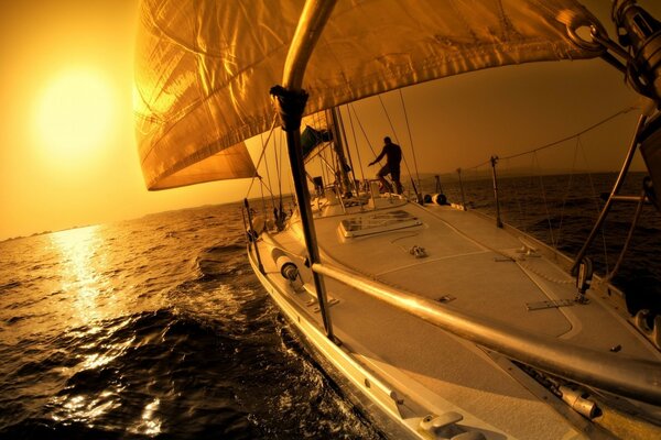 Barco ao pôr do sol no Oceano Pacífico