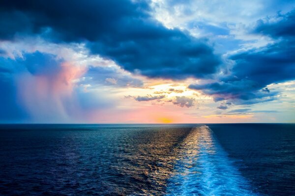 Affascinante cielo blu sopra il mare