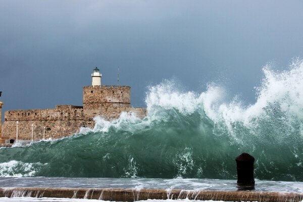 Vagues de la mer qui fait rage près du château