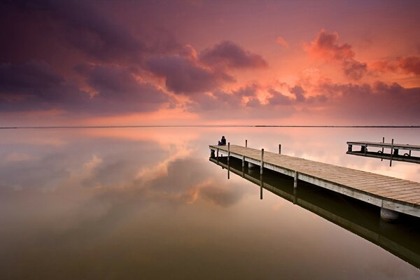 Meer und Himmel bei Sonnenuntergang des Tages