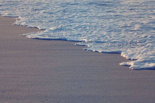 Kumlu sahilde deniz köpüğü